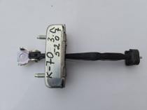 Ограничитель задней левой двери Toyota Camry 70 68069-06022 крупным планом