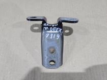 Верхняя левая петля двери Toyota RAV4 50 XA50 2018 OEM 68630-0R020 на фоне стола осмотра