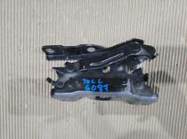 Петля капота левая Hyundai Tucson TL 2015-2021 OEM 86110-D3000 на складе; 86110-D3000 Петля капота Hyundai Tucson TL левая фаска крепления; Осмотр петли капота Хендай Туссан TL левой перед отправкой; Петля левая кроссовера Хендай Туссан TL OEM 86110-D3000 упаковка; Детальный снимок шарнира петли капота 86110-D3000; 86110-D3000 петля капота Туссан TL 2015-2021 в руке мастера; Маркировка OEM 86110-D3000 на левой петле капота; Крупный план резьбового соединения петли капота Tucson TL