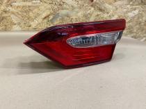 Задний правый фонарь в крышку багажника Toyota Camry 70 XV70 8168047050 общий вид