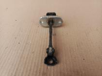 Ограничитель правой двери Toyota Corolla E210 с OEM 68610-02350 на белом фоне фронтальный ракурс 2