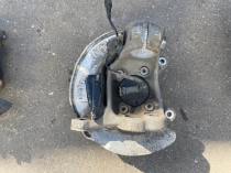 Передний правый кулак поворотный Kia Stinger J5 2017-2023 OEM 51750-G7000. Фас с обозначением OEM-номера и контрольными точками
