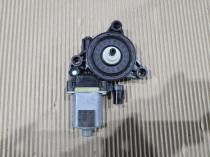 Мотор стеклоподъемника передний правый Хендай Туссан TL OEM 83460-D3010 на светлом фоне
