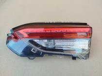 Оригинальный задний правый фонарь в крышку багажника Тойота RAV4 50 XA50 с оригинальным артикулом 81581-42151 на складе