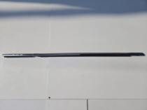 Оригинальная бархотка задней двери Infiniti Q50 V37 OEM 82820-4GA0B крупный план профиля детали
