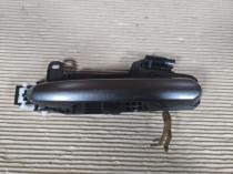 Ручка задней левой двери Toyota RAV4 50 XA50 69210-0R080 крупным планом