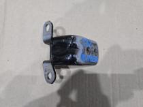 Петля двери верхняя Nissan X-Trail T32 правая 82650-4BA0A, деталь крупным планом